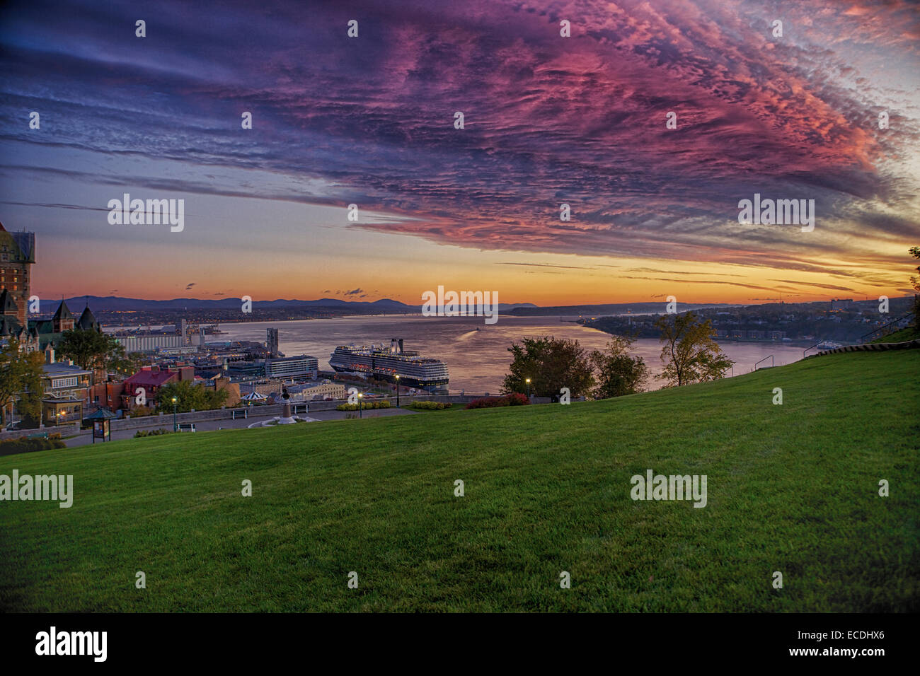 Il fiume St-Lawrence vista da un punto alto della città di Québec Foto Stock