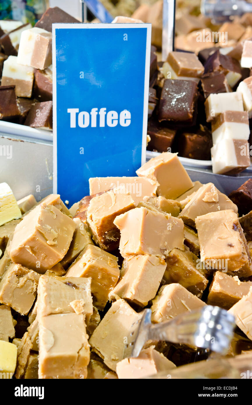 Visualizzazione di caramelle mou al cioccolato aromatizzato dolci in un mercato Foto Stock