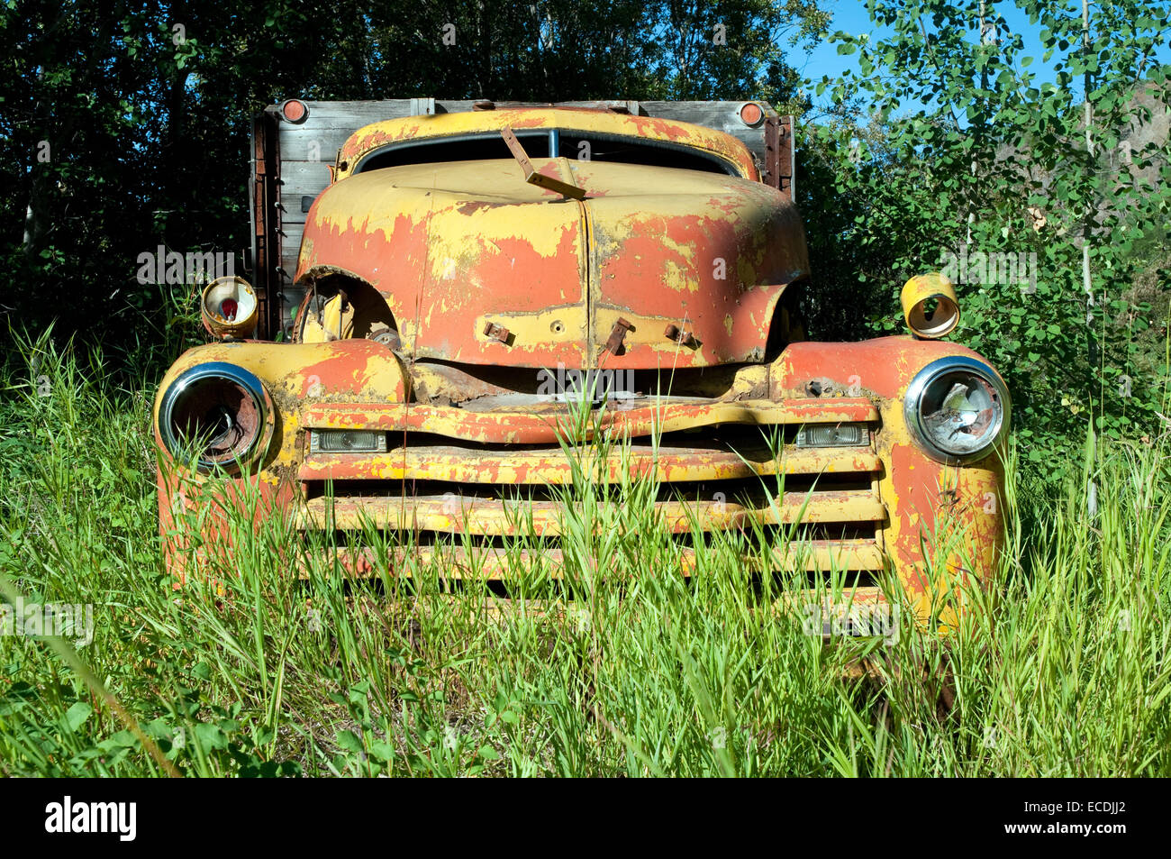 Un vecchio arrugginito auto nel Klondike era città di telegrafo Creek nel nord della British Columbia, Canada. Foto Stock