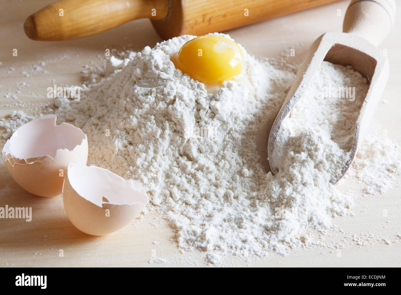 I preparativi per la cottura casalinga. Farina e uova sul tavolo Foto Stock