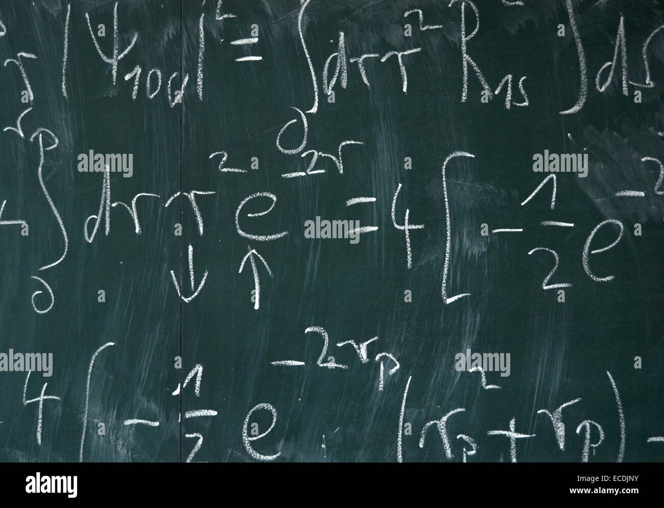 Equazioni matematiche su una lavagna Foto Stock