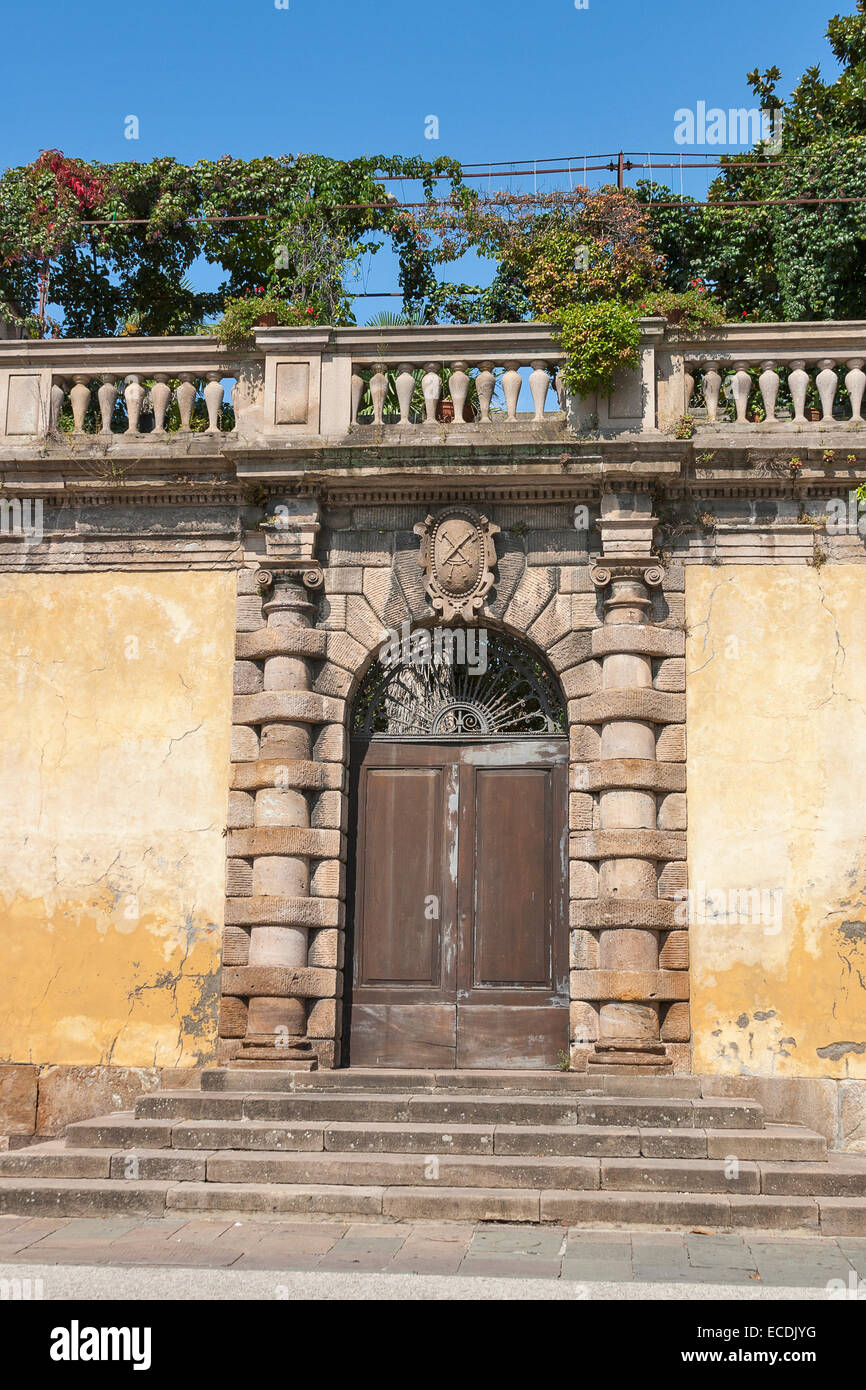 Storico sportello decorativo. La piazza di San Martino a Lucca, Toscana, Italia Foto Stock