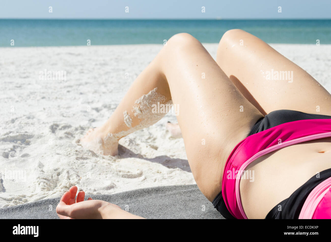 Ragazza posa su una spiaggia Foto Stock