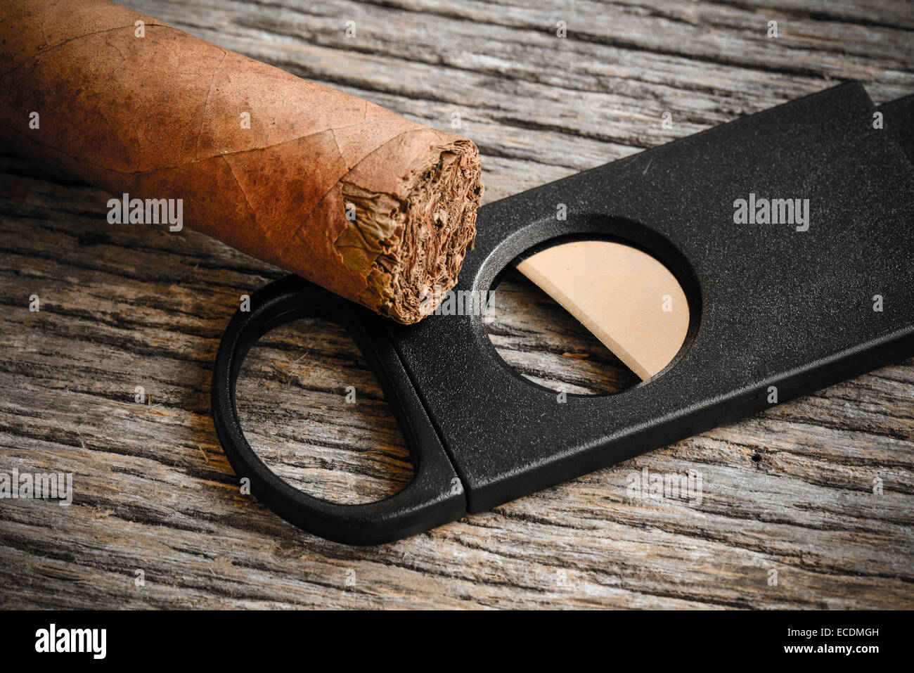 Il sigaro e coltello da caccia su legno rustico sfondo Foto Stock