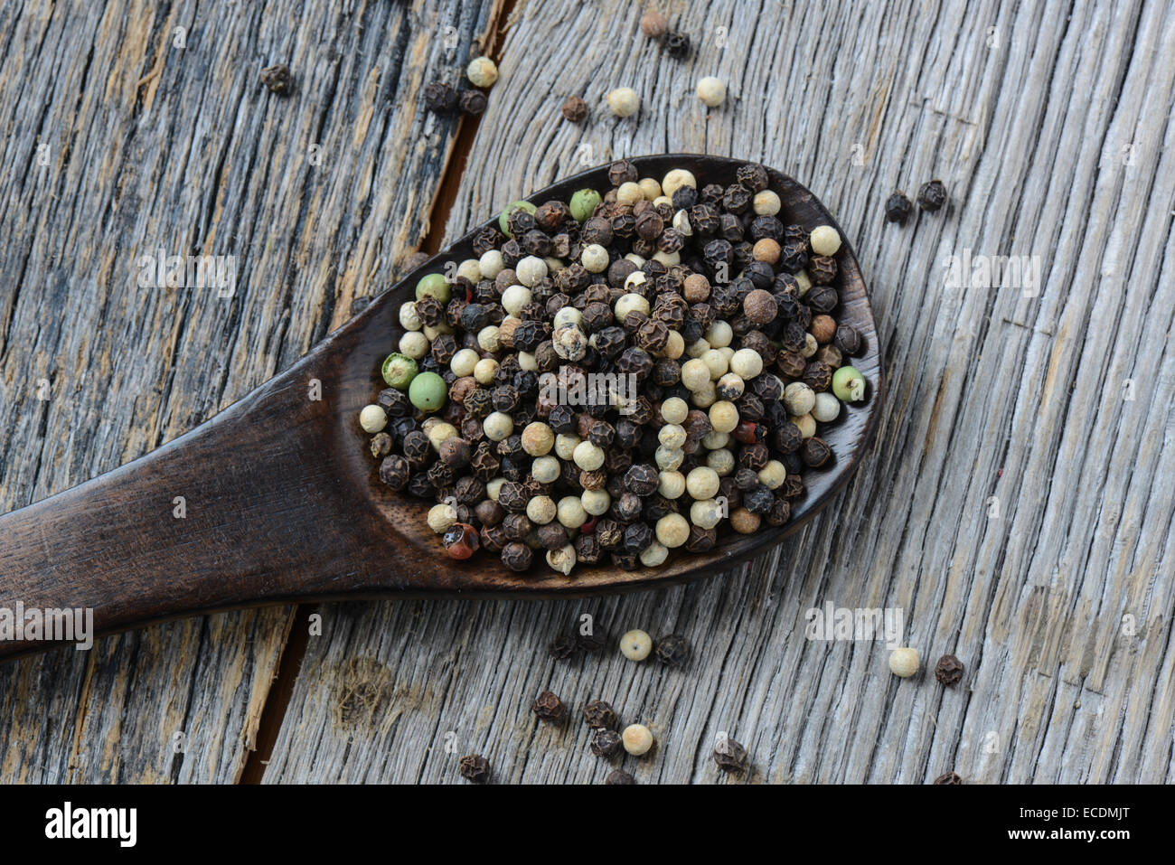 Nero, bianco, verde, marrone del pepe su tavola in legno rustico Foto Stock Nero, bianco, verde, marrone del pepe su tavola in legno rustico Foto Stock