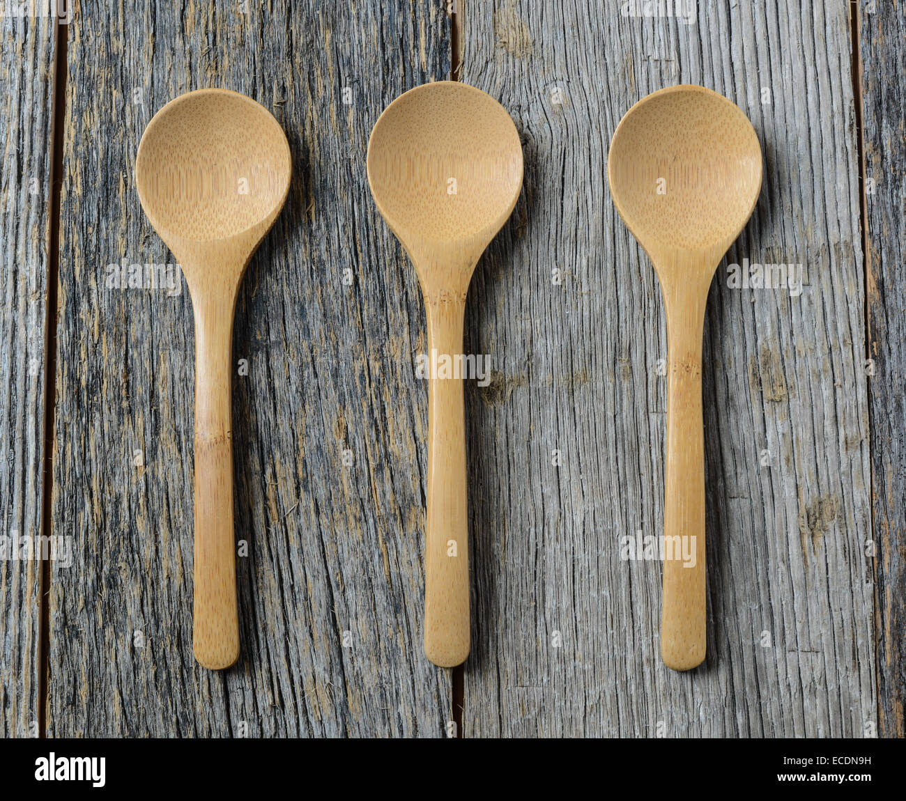 Cucina in legno cucchiai su un rustico Sfondo legno Foto Stock Cucina in legno cucchiai su un rustico Sfondo legno Foto Stock