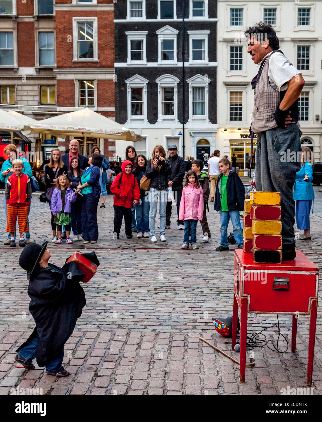 Un animatore di strada esegue in Covent Garden di Londra, Inghilterra Foto Stock