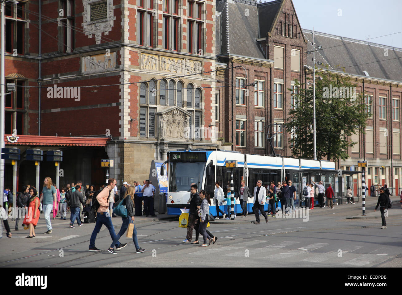 Tram di amsterdam Stazione Centrale gente occupata all'aperto Foto Stock