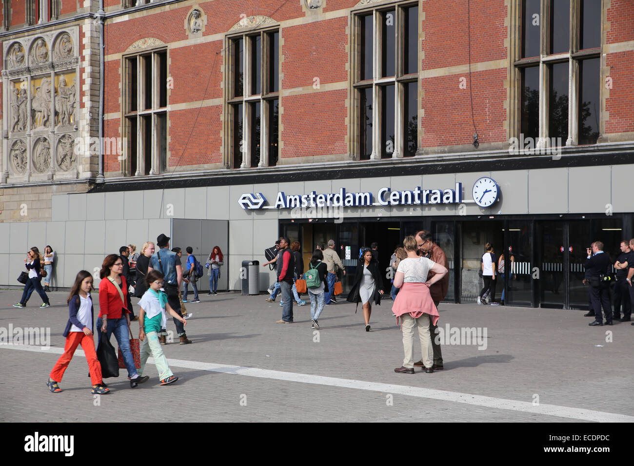 Amsterdam Centraal Station ingresso persone esterne all'aperto Foto Stock Amsterdam Centraal Station ingresso persone esterne all'aperto Foto Stock