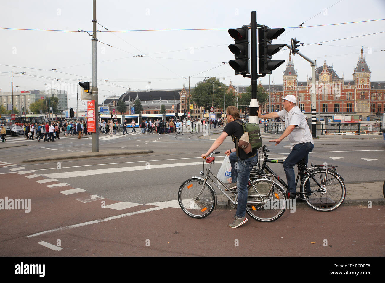 L'uomo bike in attesa cross road Amsterdam Foto Stock