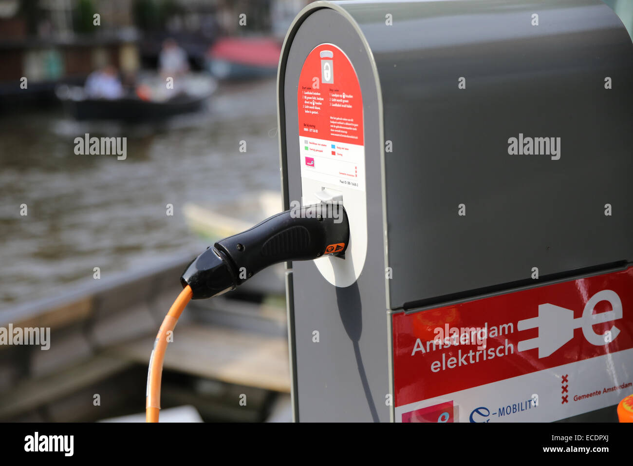 Auto elettrica stazione di ricarica filo Amsterdam Foto Stock