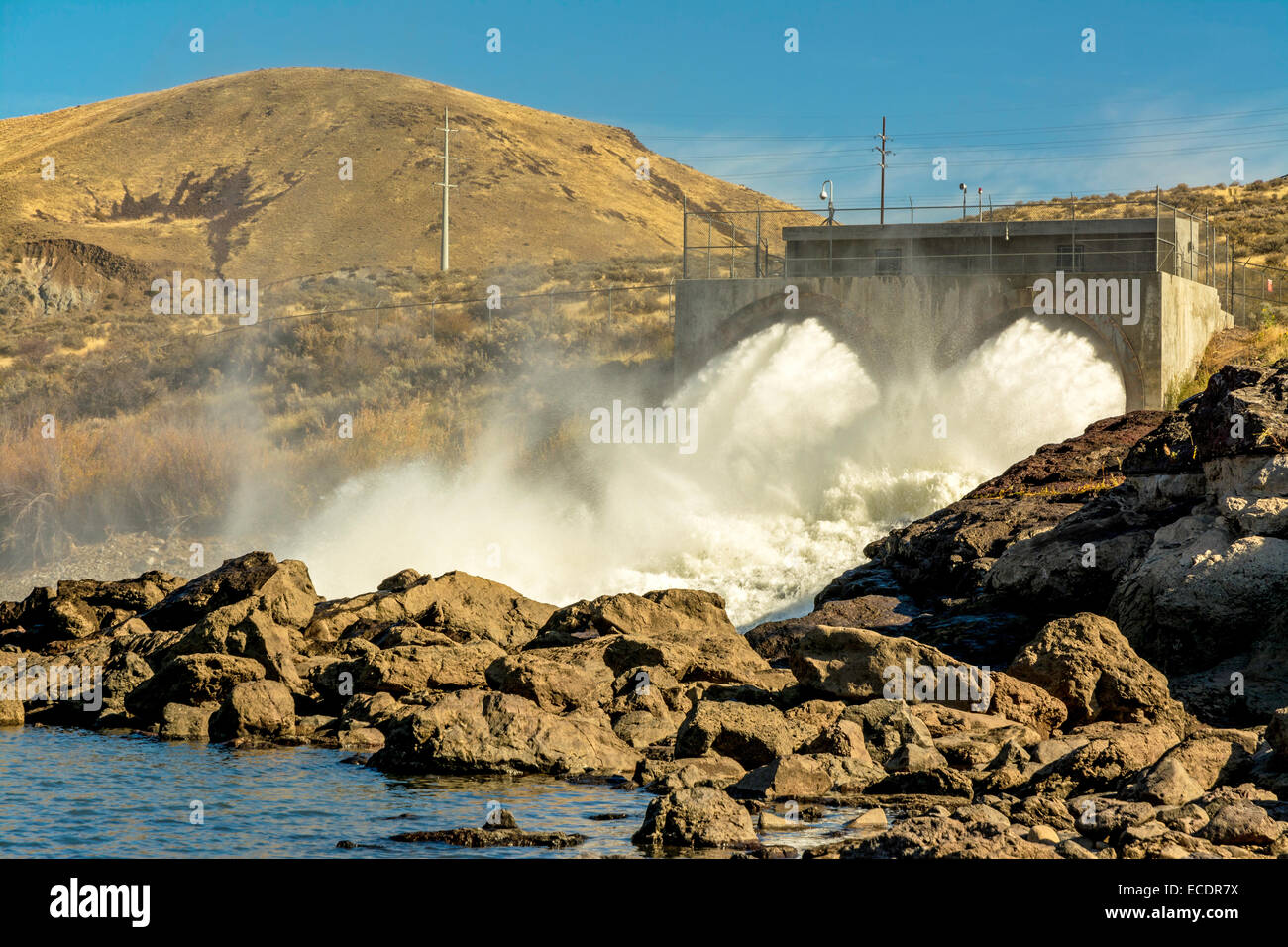 Getti di acqua in uscita da una diga nel deserto Foto Stock
