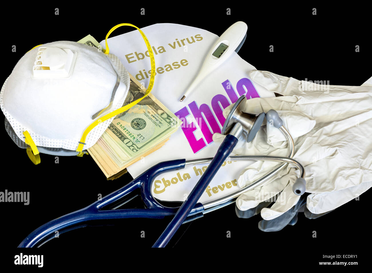 Guanti di Ebola maschera e lo stetoscopio con denaro Foto Stock