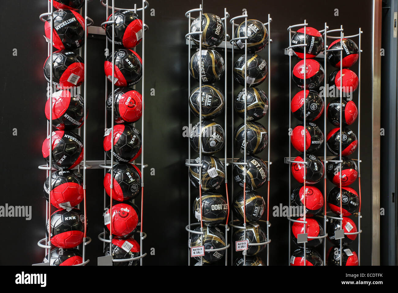 Palloni da calcio all'interno di retail store Foto Stock