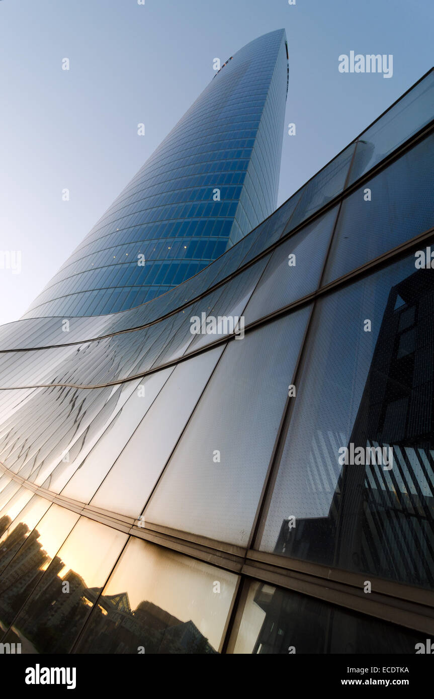 BILBAO, Spagna - 4 luglio: Iberdrola Tower al tramonto a Bilbao, in Spagna il 4 luglio 2013. La 165m torre fu inaugurato nel 2012 e mi Foto Stock