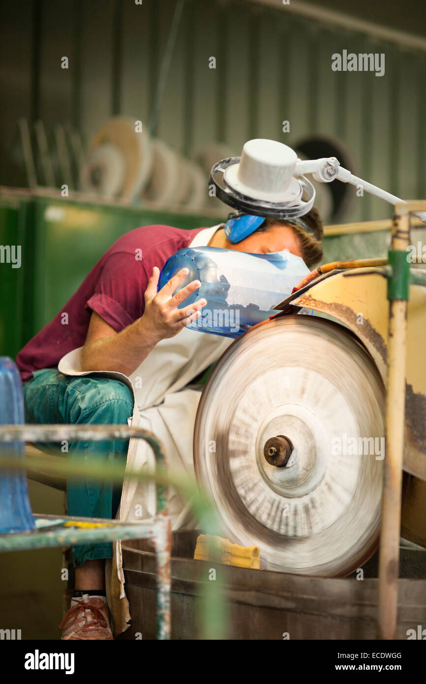 Lavoratori in fabbrica il taglio e la lucidatura di vetro soffiato Vetro Moser Fabbrica, Karlovy Vary (Karlsbad), Repubblica Ceca Foto Stock