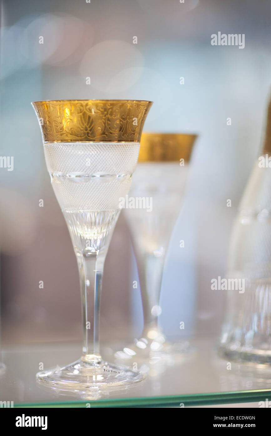 Finito di crystal stemware con oro, vetro Moser Fabbrica, Karlovy Vary (Karlsbad), Repubblica Ceca Foto Stock