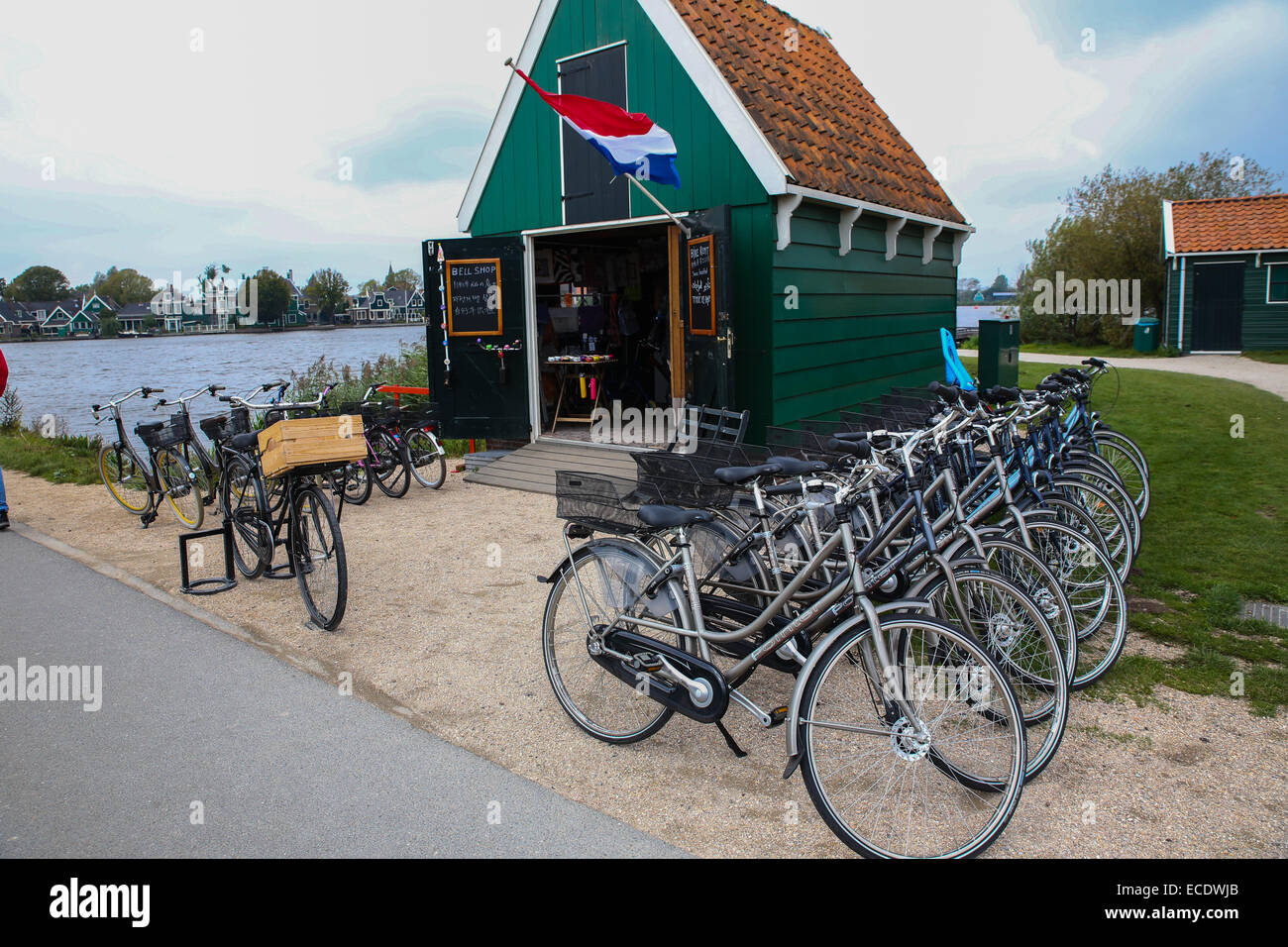 Olandese noleggio bici Holland campagna Zaanse Schans Paesi Bassi Foto Stock