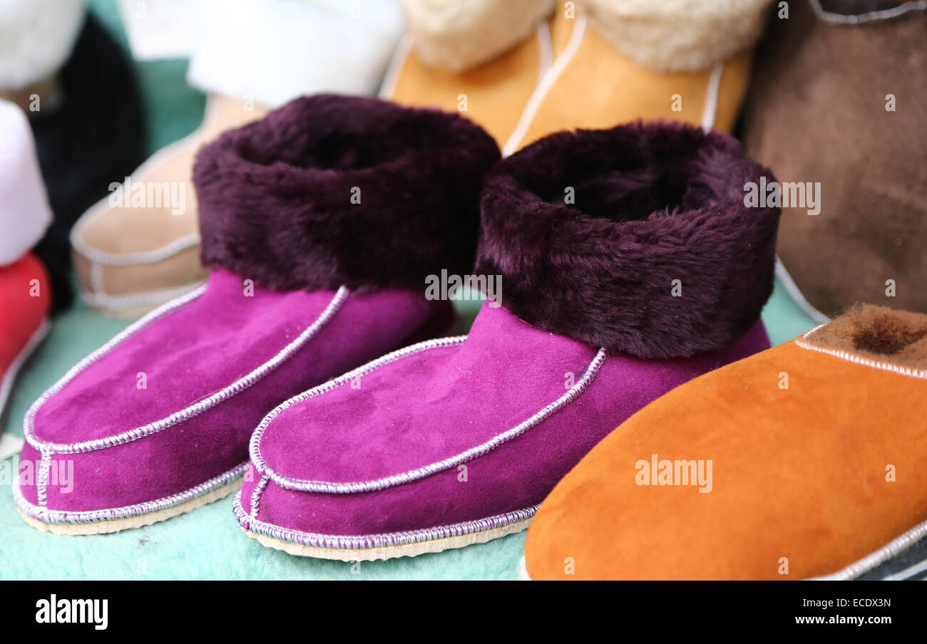 Viola pantofole in lana per la vendita al mercato Foto Stock