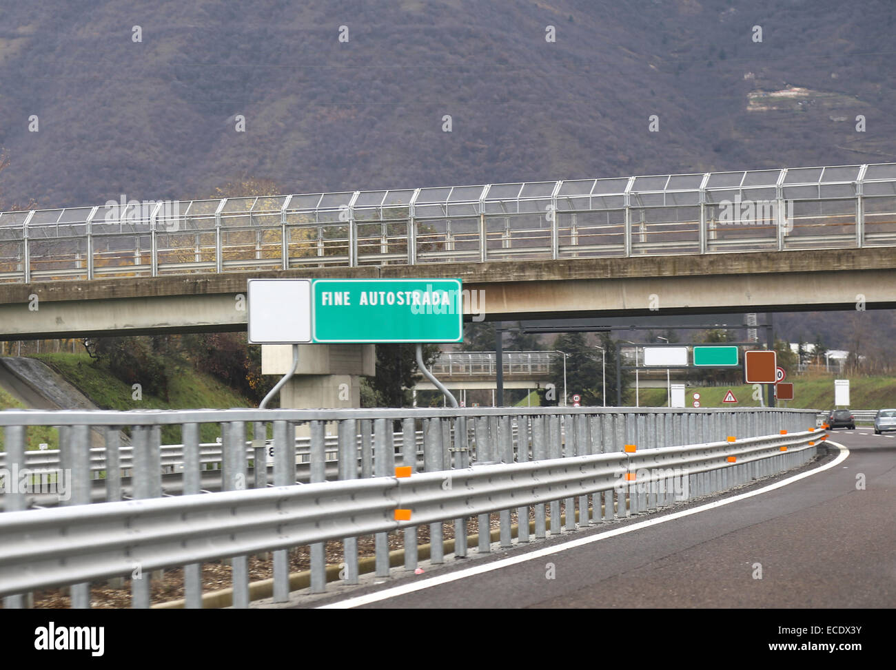 Fine superstrada segno verde su un italiano di strada a pedaggio Foto Stock