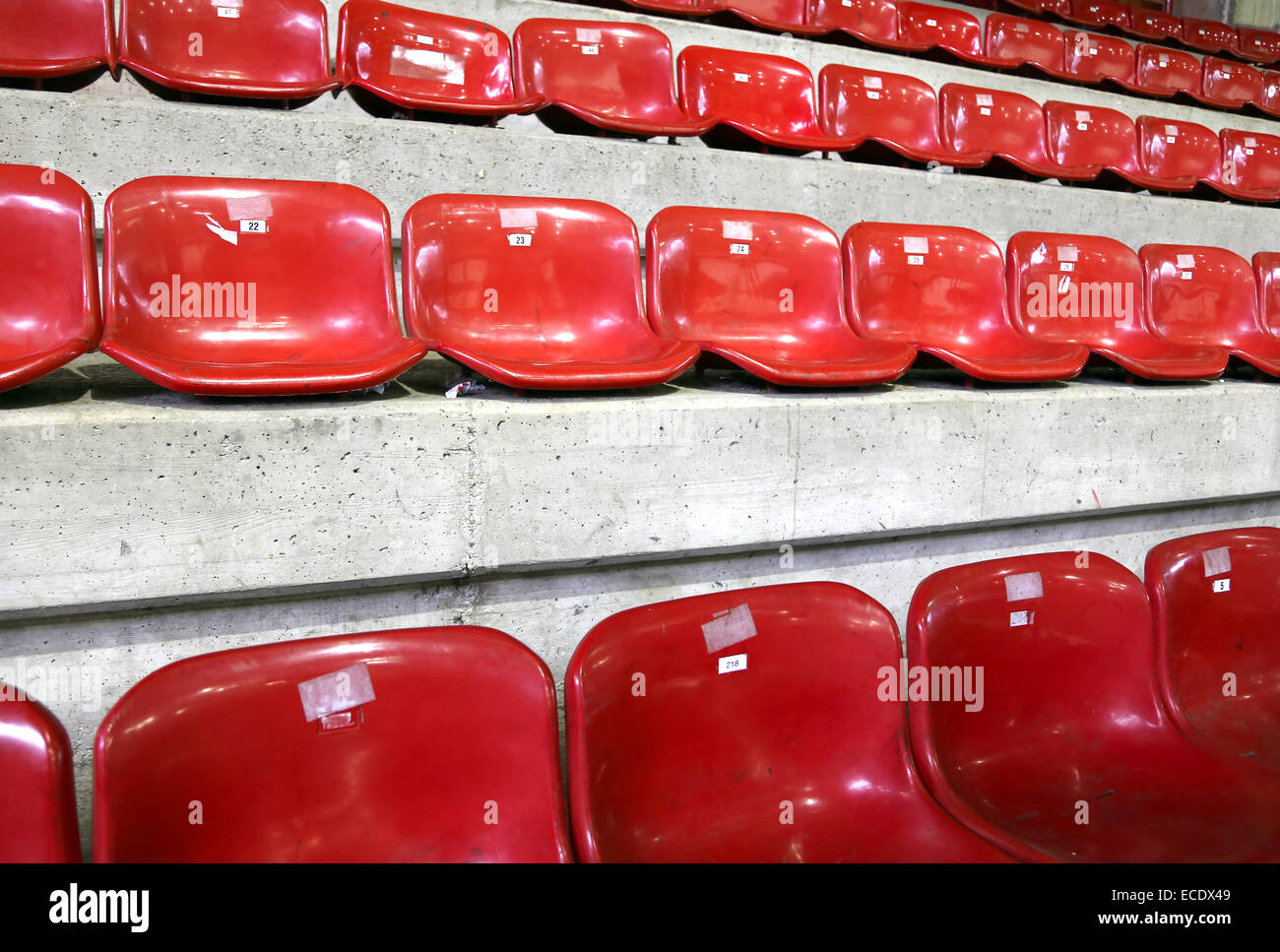 Molti rossi posti vuoti in stadio del ghiaccio Foto Stock
