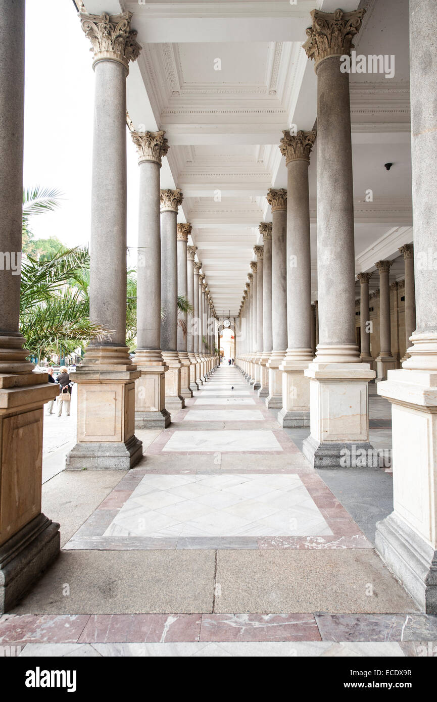 Colonnato Mill costruita nel 1871 è noto per i suoi 124 colonne corinzie e 5 hot springs utilizzati per la balneazione e bere, Karlovy Va Foto Stock