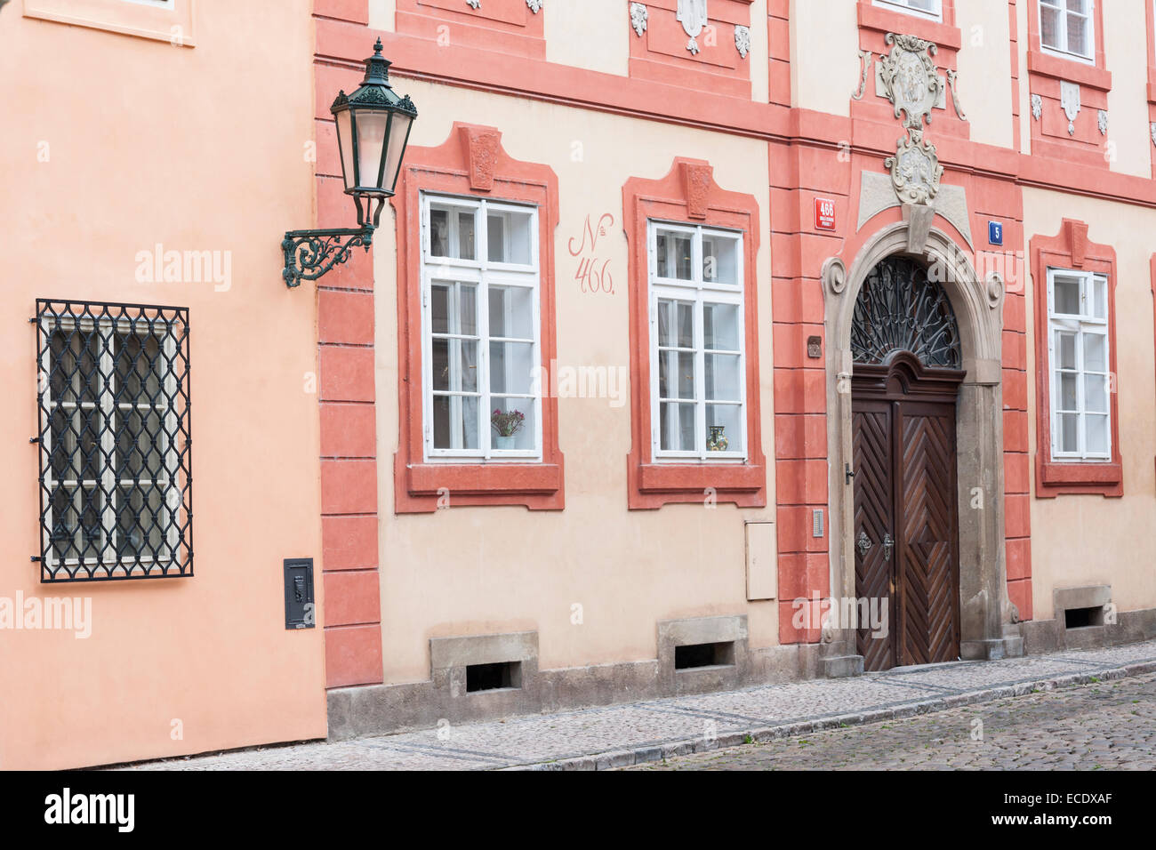 Scena di strada che mostra dettagli architettonici di un color albicocca home in Lesser Town, Praga, Repubblica Ceca Foto Stock