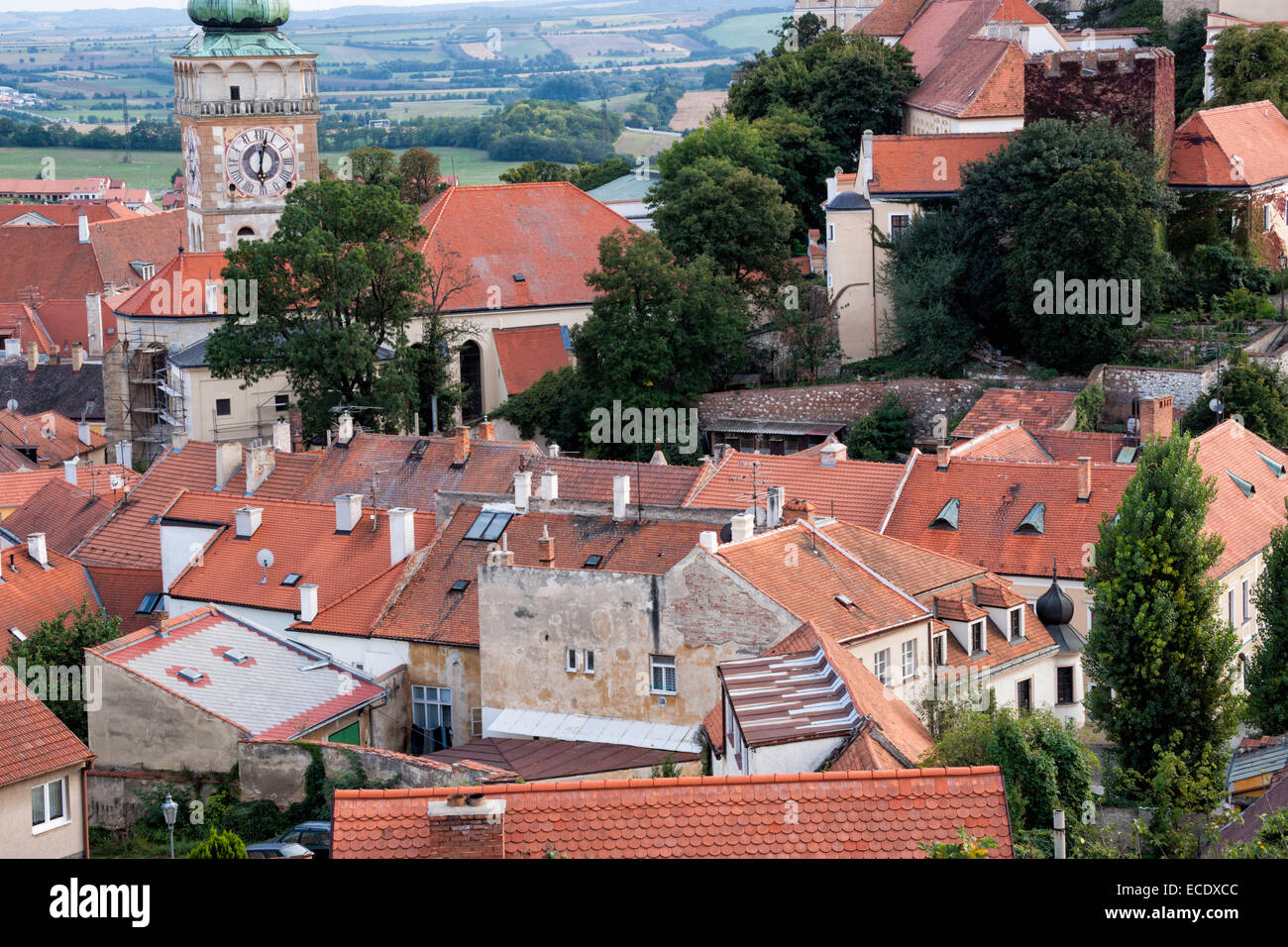 Rosso sui tetti della città e il campanile della chiesa, la Moravia Meridionale, Mikulov, Repubblica Ceca, Europa Foto Stock