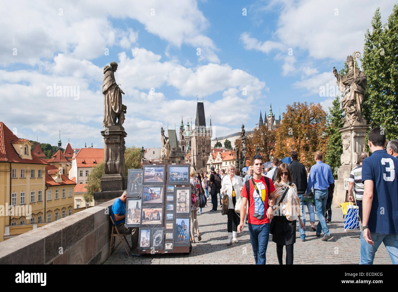 Charles Bridge riempito con i turisti e i fornitori, Praga, Repubblica Ceca Foto Stock
