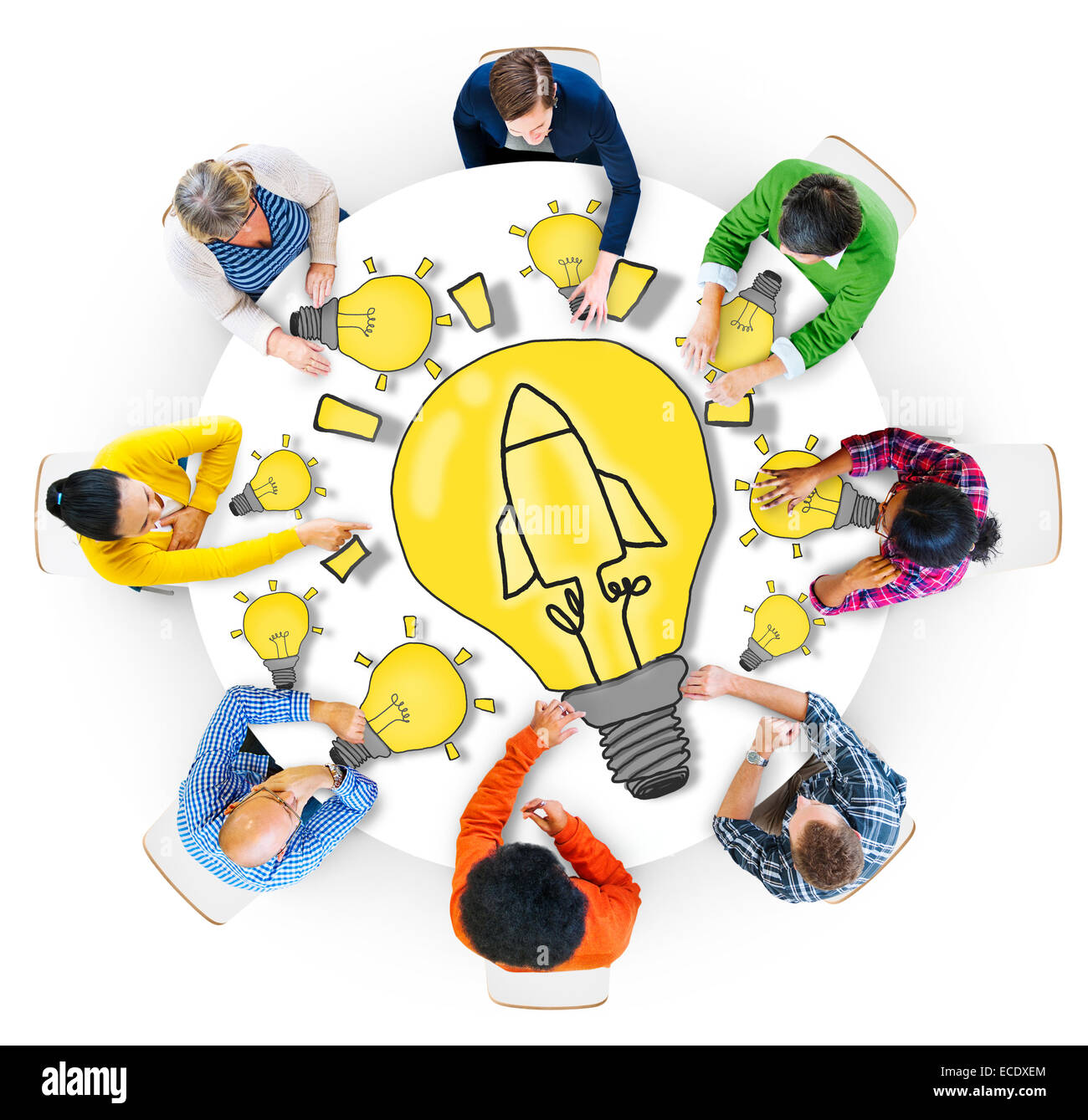 Gruppo di diverse persone con luce simbolo della lampadina Foto Stock