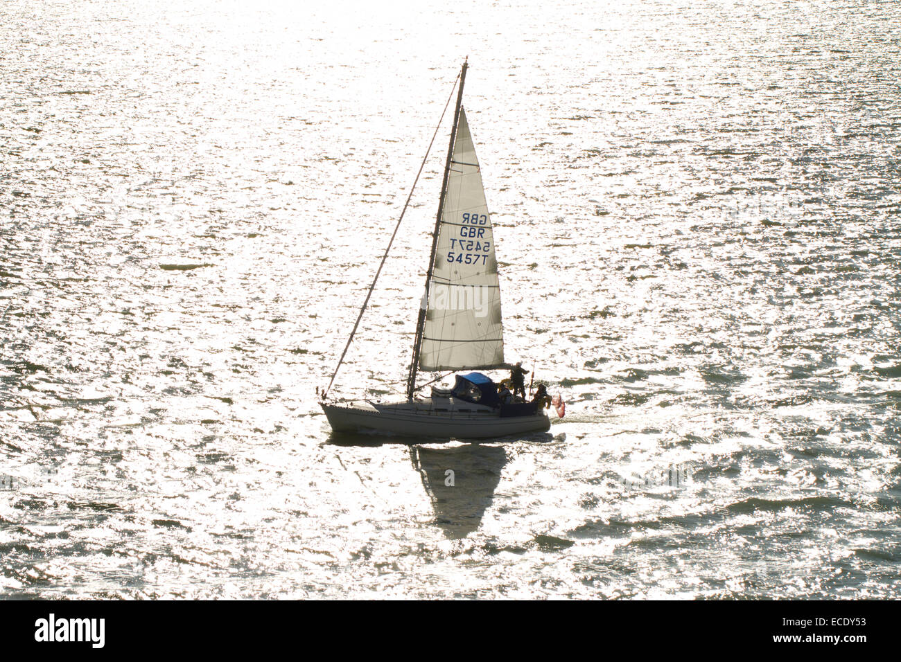 Sailing yacht in mare in condizioni di luce solare intensa. Il Solent vicino a Portsmouth Hampshire, Inghilterra. Maggio. Foto Stock