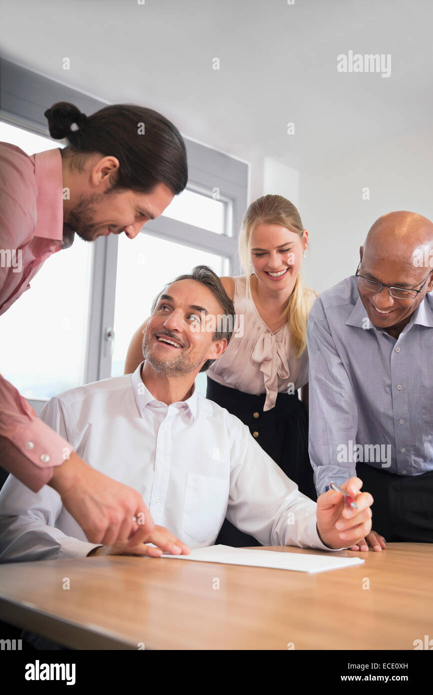 Concetto di brainstorming team multirazziale di lavoro Foto Stock