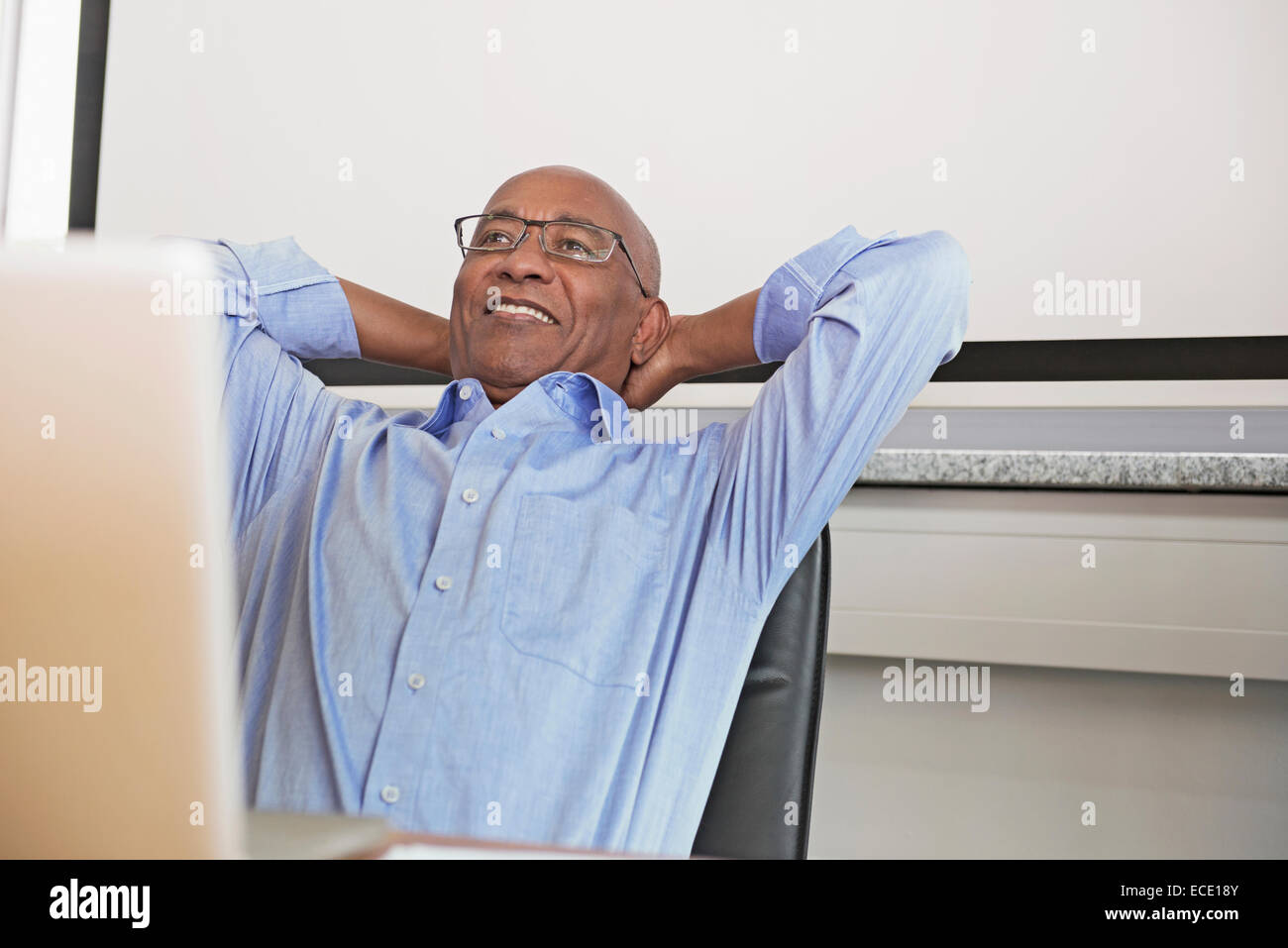 ufficio computer uomo d'affari sorridente felice rilassato Foto Stock