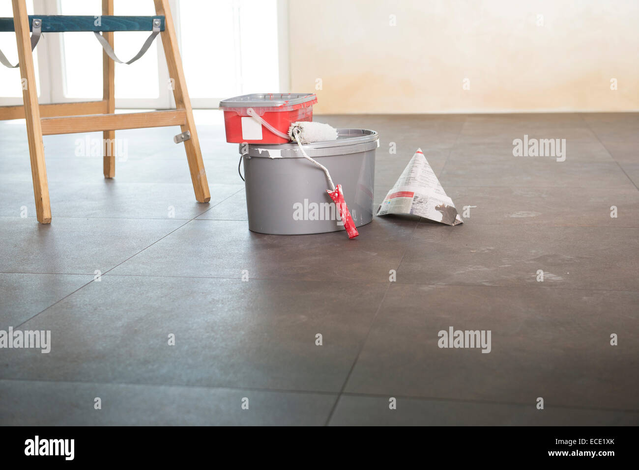 Piano stanza vuota vaso di vernice decorazione della scaletta Foto Stock