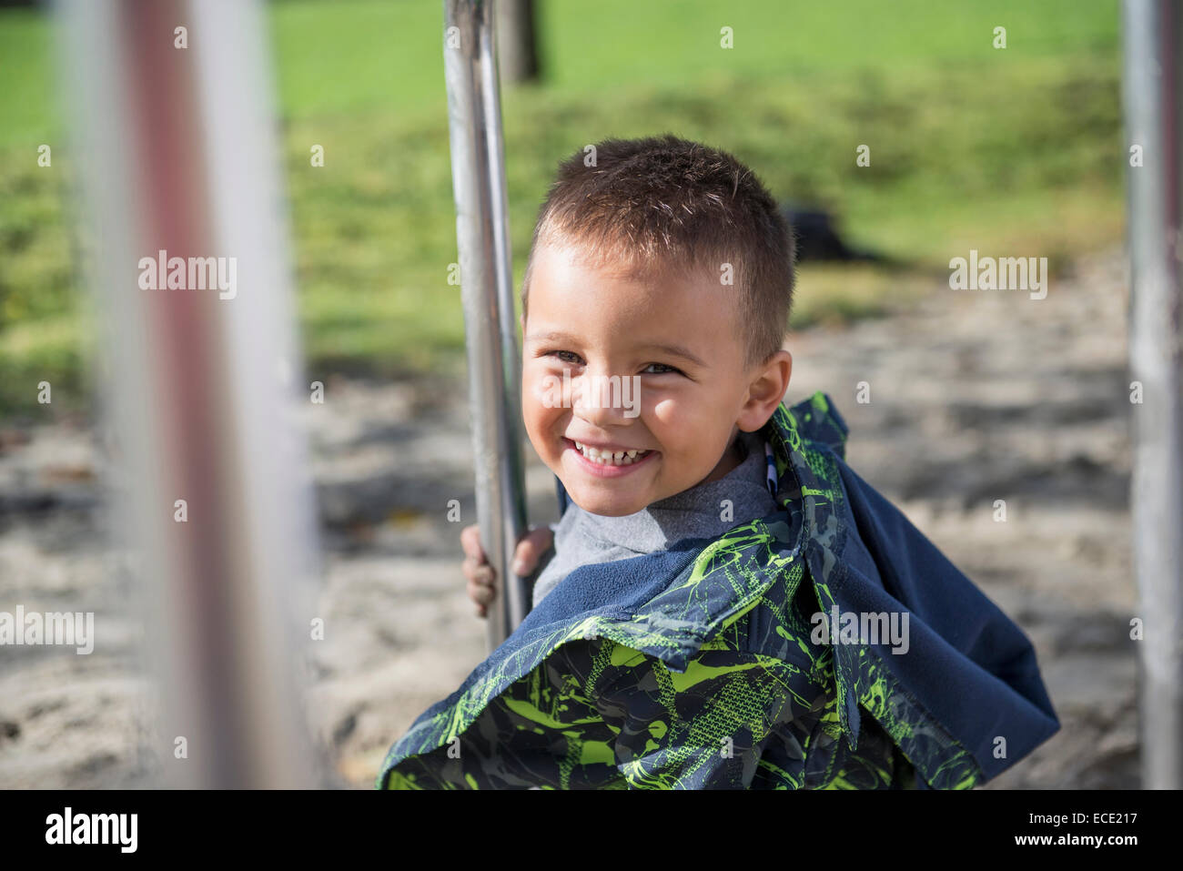 Ritratto piccolo ragazzo seduto parco giochi sabbia Foto Stock