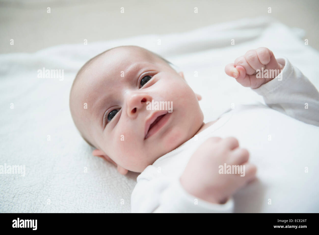 Baby boy giocando sul letto Foto Stock