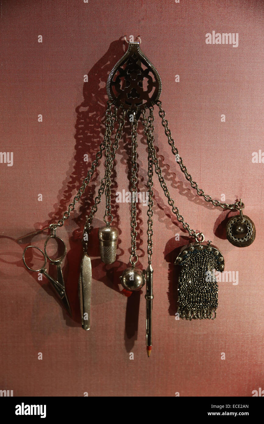 Chatelaines sono simboli di potere per la lady medievale della Manor e indossava su catene per la sua cintura o cinghia Foto Stock