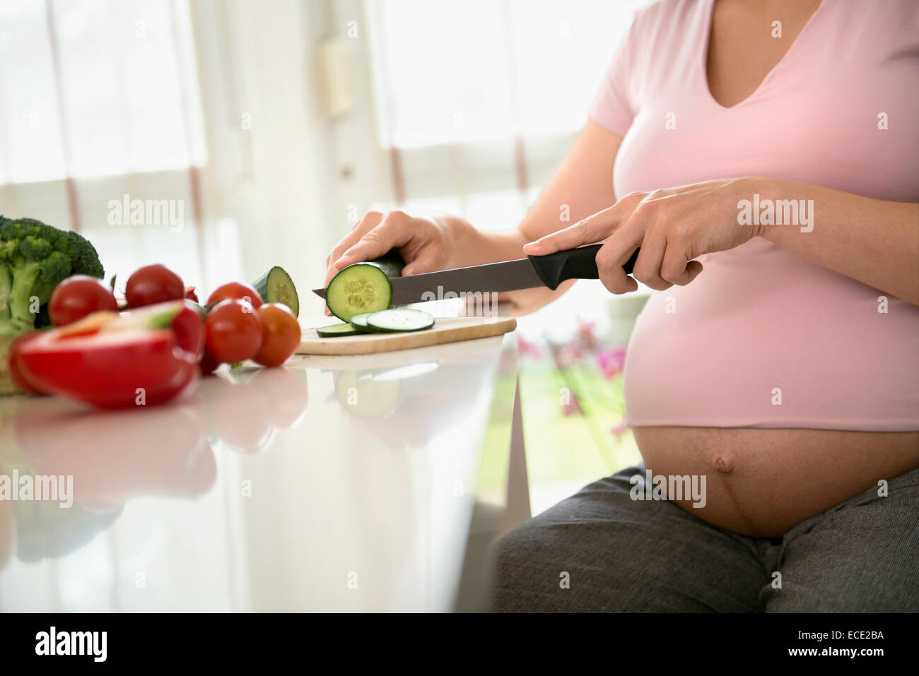 Close-up preparare insalate sane donna in stato di gravidanza Foto Stock