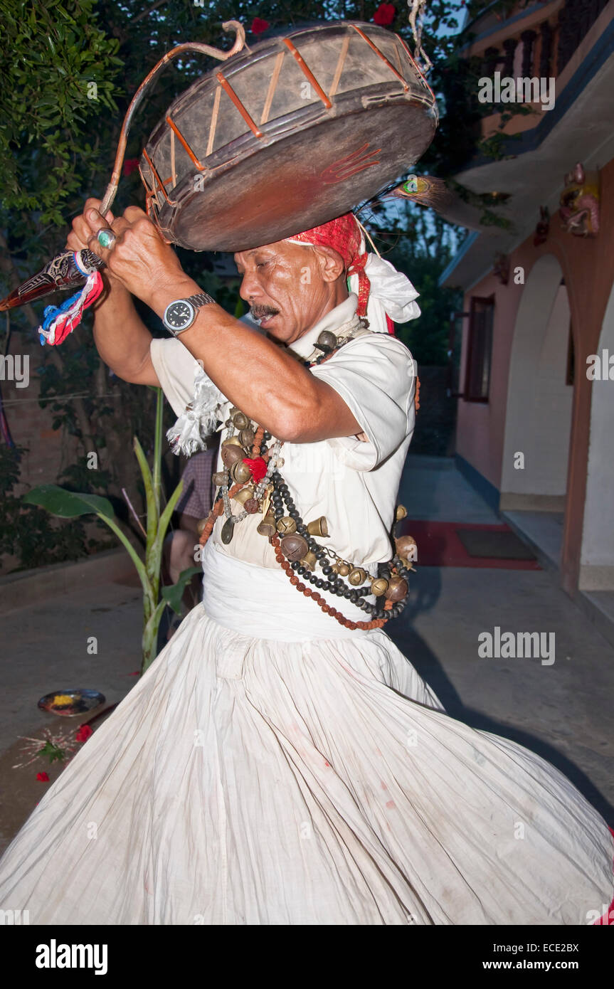 Dancing Tamang Sciamano, Nepal Foto Stock