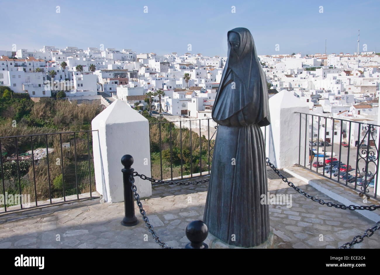 Vista del villaggio di dipinto di bianco con la scultura di donna Moresca in primo piano, Vejer de la Frontera, Andalusia, Spagna Foto Stock