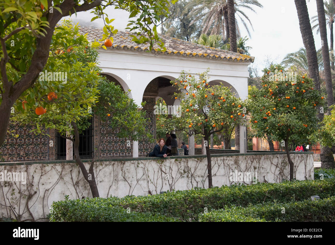 Vista del palazzo di Alcazar con persone di background, Sevilla, Andalusia, Spagna Foto Stock