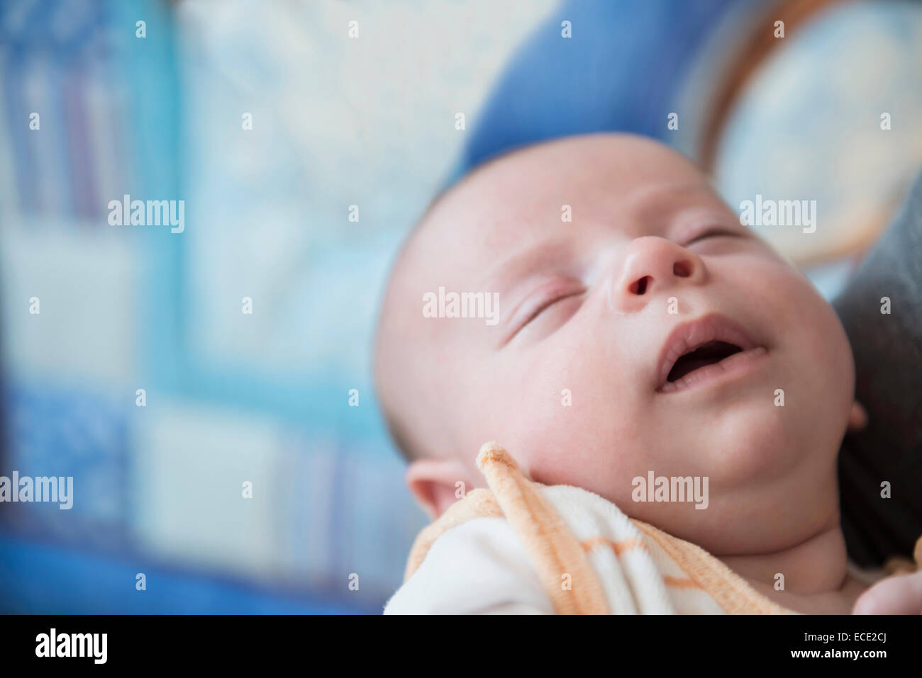 Baby boy dormire nelle braccia del padre, close up Foto Stock