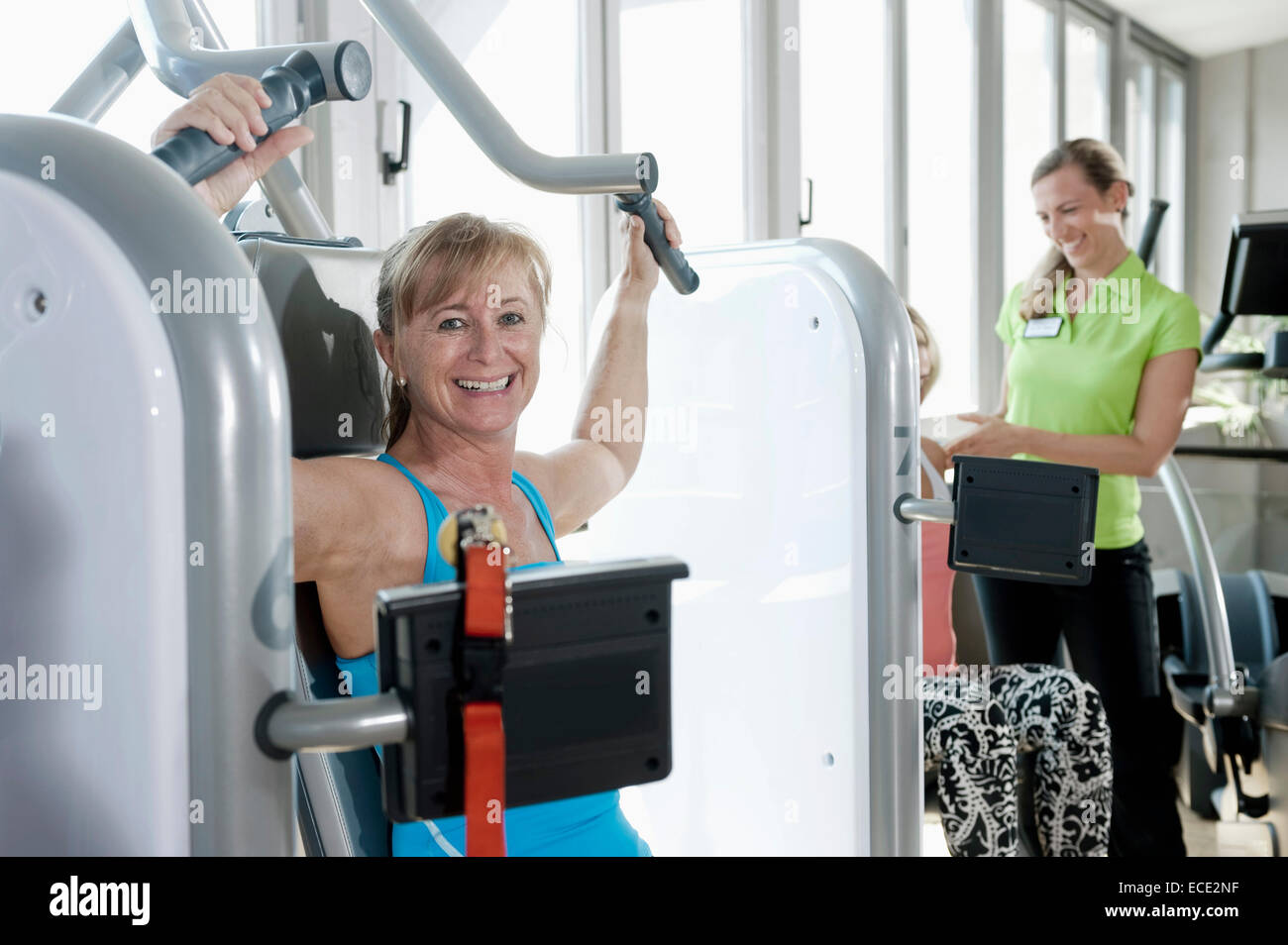 Donna matura un allenatore di fitness studio pratica Foto Stock