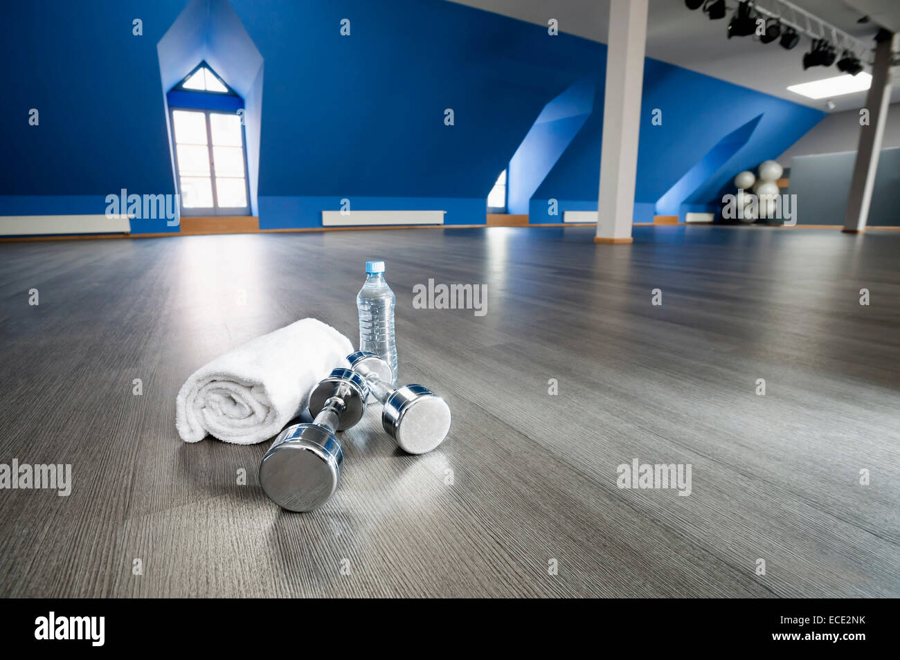Sala fitness asciugamano vuoto barbell di acqua in bottiglia Foto Stock
