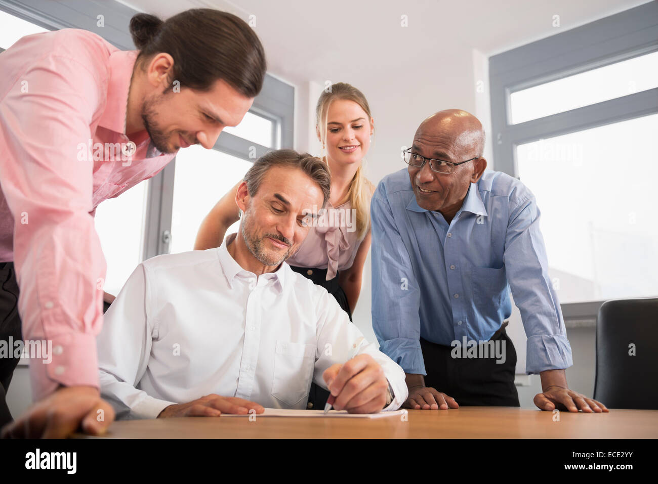 Pianificazione donna uomini ufficio concetto di Brainstorming Foto Stock