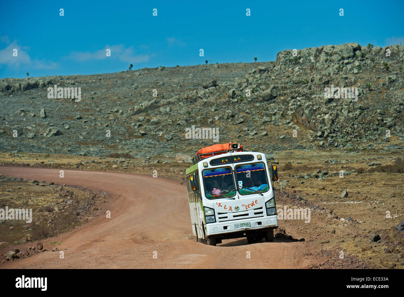 Bus locale passando il Sanetti Plateau, montagne di balle, Oromiya, Etiopia Foto Stock