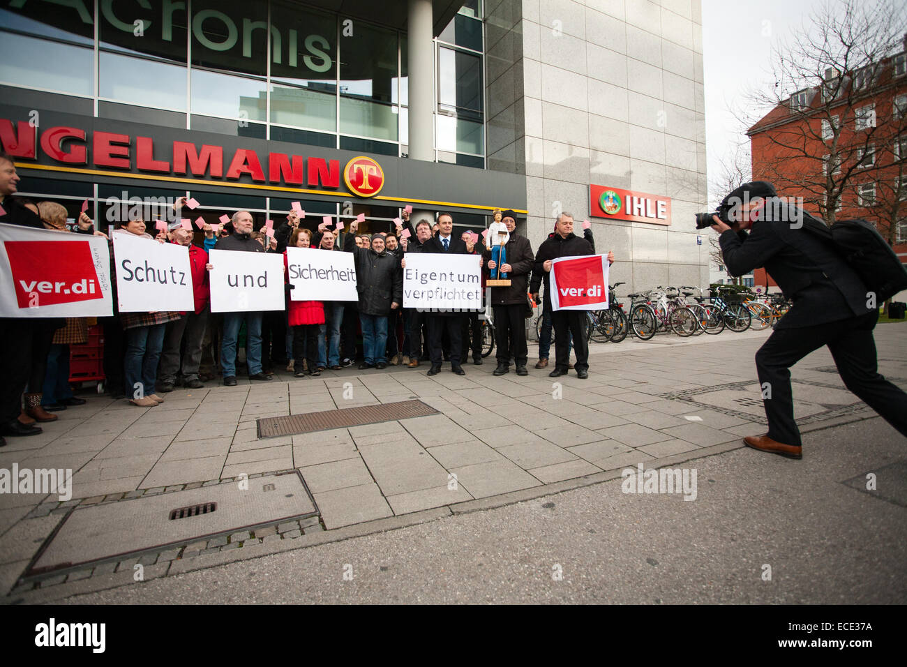 Verdi europea membri dimostrando al di fuori la Tengelmann supermercato a Monaco di Baviera, Germania, sperando di proteggere i loro lavori dopo la catena di supermercati è stata venduta per la Edeka supermercati © Hector Chapman/Alamy Live News Foto Stock