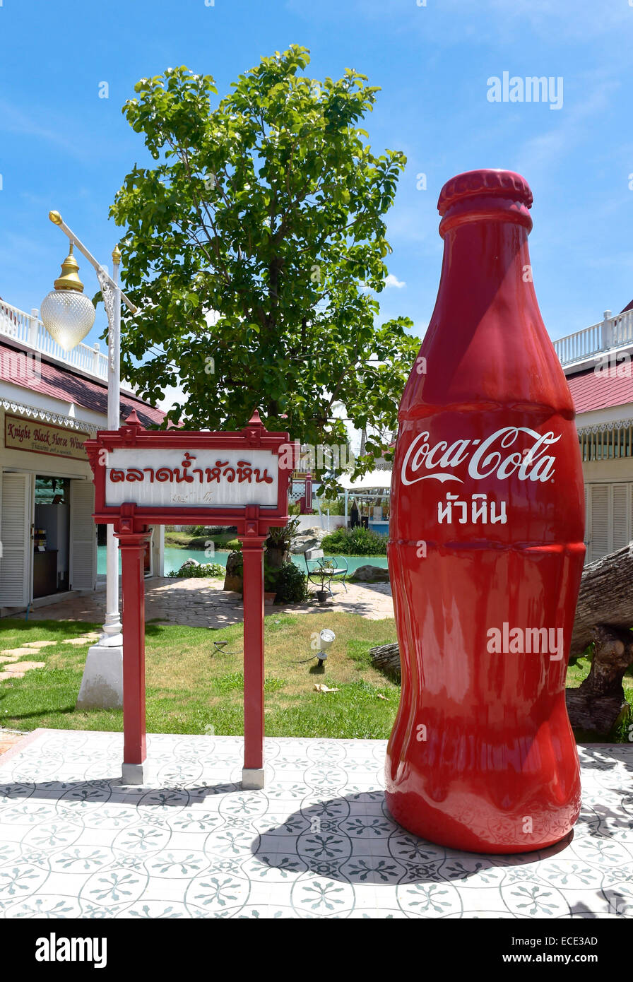 Gigante Bottiglia di Coca Cola, Hua Hin, Thailandia Foto Stock