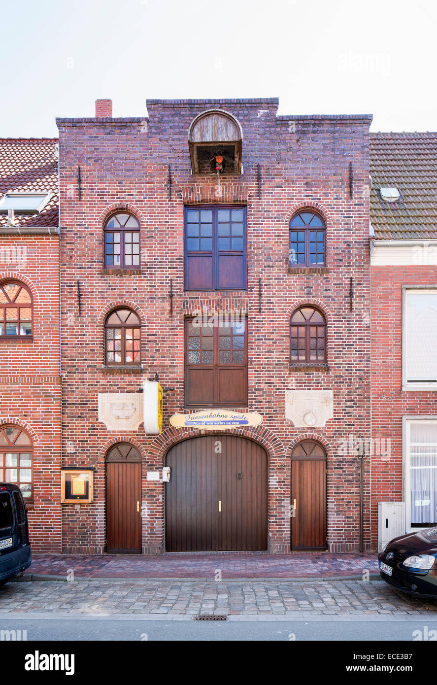 Huus Lüttjes, ex deposito building, ora Friesenbühne palcoscenico teatrale, Emden, Frisia orientale, Bassa Sassonia, Germania Foto Stock