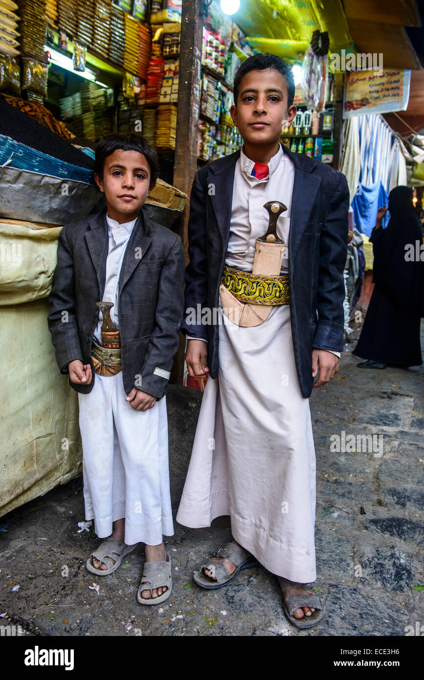 Due ragazzi con i loro djambas presso il mercato delle spezie nella città vecchia, Sana'a, Yemen Foto Stock